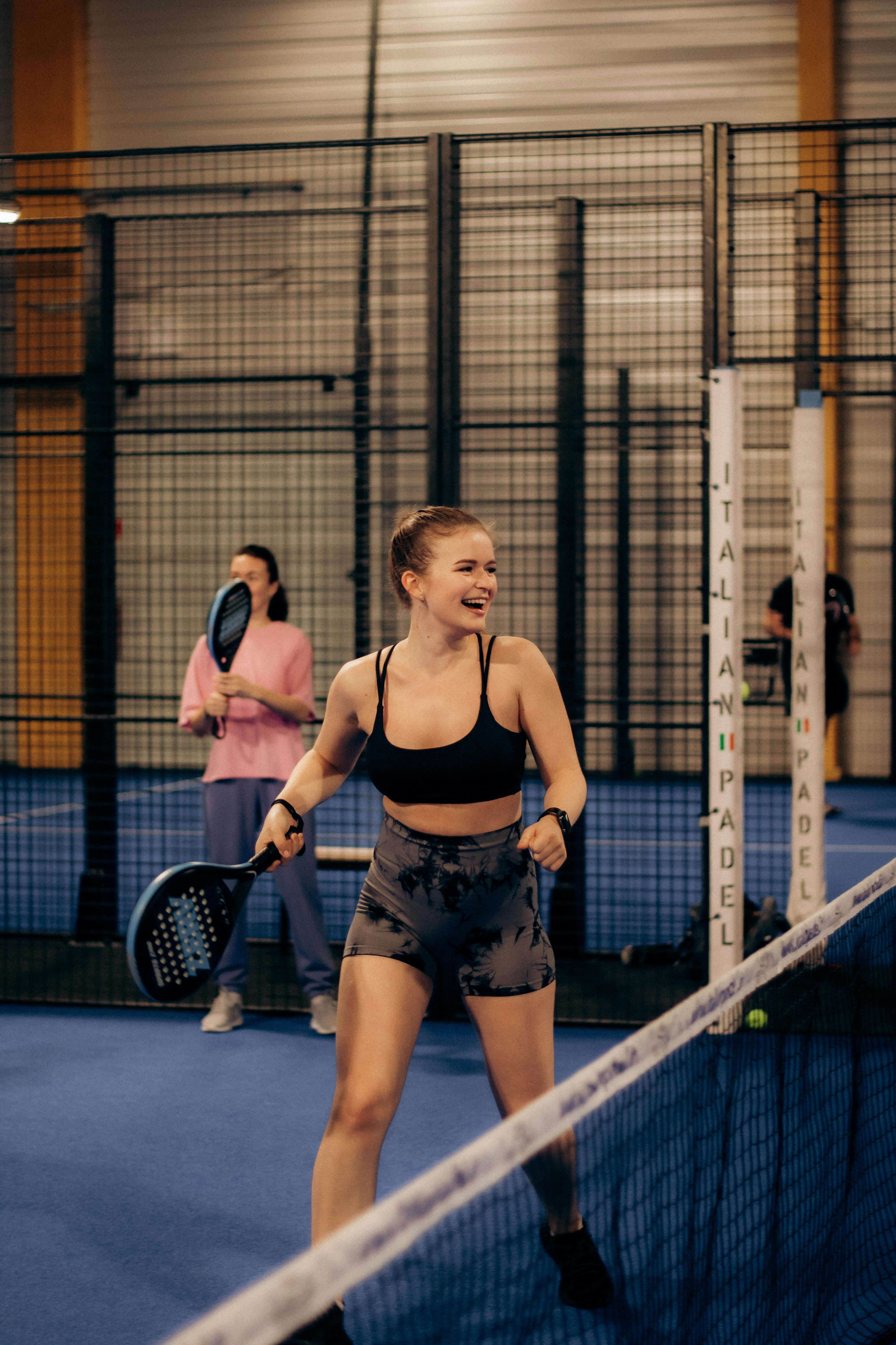 Joueuse de padel souriante